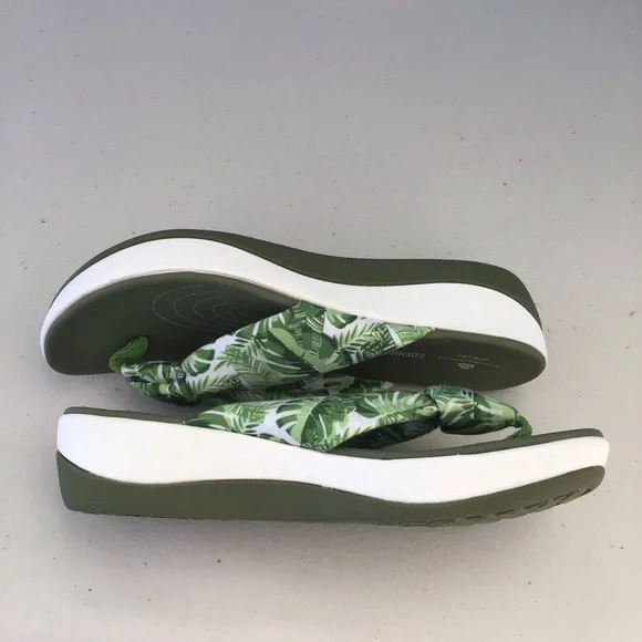 Clarks Women’s Green Tropical Print Cushioned Flip Flops - Picture 3 of 6